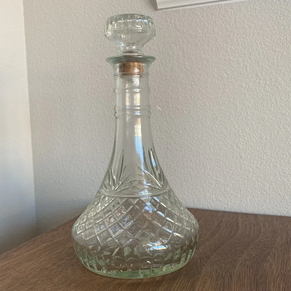 Mogen David Vintage Beautiful Clear Etched Glass Decantur MD 1980-1986